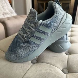 Womens size 10 Adidas Tennis Shoes